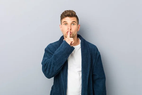 Joven Caucásico Con Pijama Guardando Secreto Pidiendo Silencio — Foto de Stock