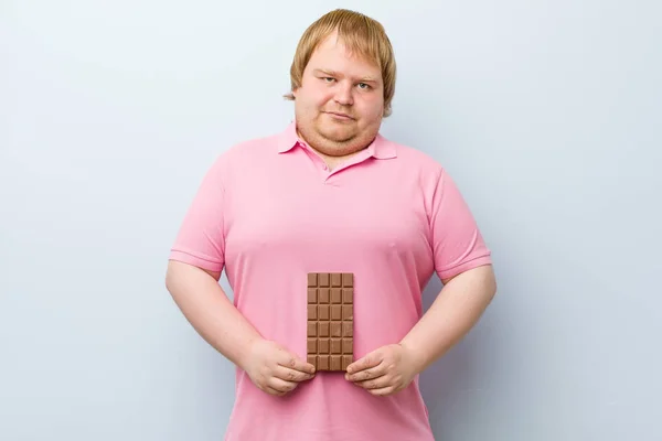 Caucásico Loco Rubio Gordo Hombre Sosteniendo Una Tableta Chocolate —  Fotos de Stock