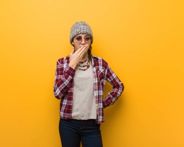 Genç hippi doğal kadın yorgun ve çok uykulu.