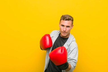 Boks eldiveni giyen beyaz genç adam