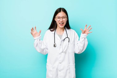 Genç Çinli doktor öfkeyle bağırıyor..