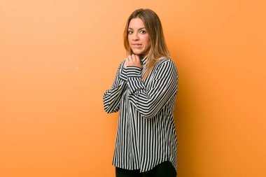 Korkmuş ve korkmuş bir duvara karşı Genç otantik karizmatik gerçek insanlar kadın.