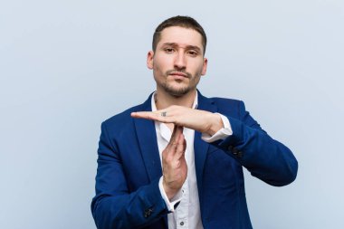 Kafkasyalı genç bir adam mola veriyor..