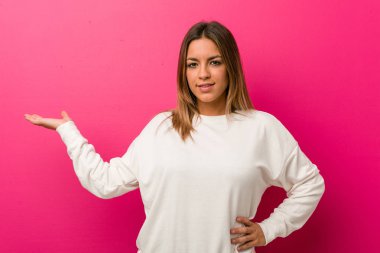 Bir avuç üzerinde bir kopya alanı gösteren ve bel başka bir el tutarak bir duvara karşı Genç otantik karizmatik gerçek insanlar kadın.