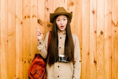 Genç Çinli gezgin kadının harika bir fikri var, yaratıcılık kavramı..