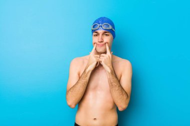 Genç yüzücü iki seçenek arasından şüphe ediyor.