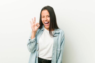 Genç İspanyol kadın bir göz sarlar ve el ile iyi bir jest tutar.