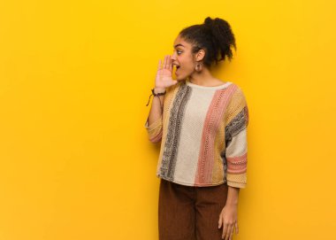 Fısıldayan dedikodu tona genç siyah Afrika kökenli Amerikalı kız mavi gözler