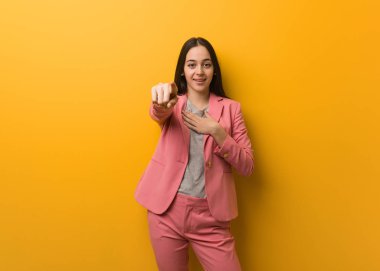 Genç, modern iş kadını hedeflerine ve amaçlarına ulaşmayı hayal ediyor.