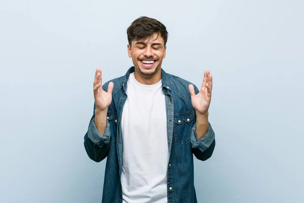 Joven Hispano Fresco Hombre Alegre Riendo Mucho Concepto Felicidad — Foto de Stock