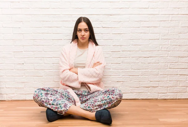 Jonge Vrouw Die Het Dragen Van Pyjama Kruising Armen Ontspannen — Stockfoto