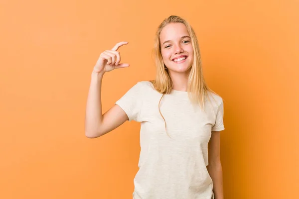 Mulher Adolescente Bonito Natural Segurando Algo Pouco Com Dedos Indicador — Fotografia de Stock