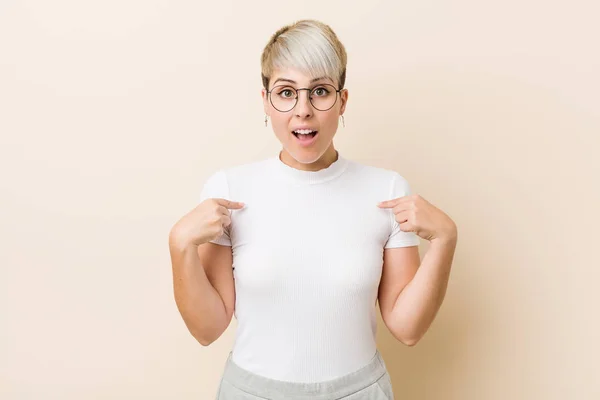 Young Authentic Natural Woman Wearing White Shirt Surprised Pointing Finger — Stok fotoğraf