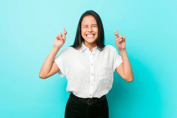 Ung Latinamerikansk Cool Kvinna Mot Blå Vägg Korsande Fingrar För — Stockfoto