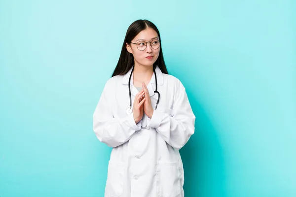 Mladá Čínská Doktorka Vymýšlí Plán Vymýšlí Plán — Stock fotografie