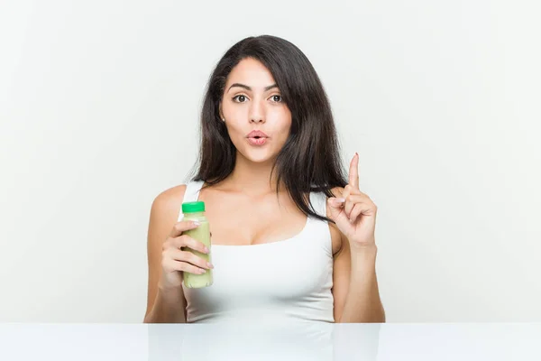 Mulher Hispânica Jovem Segurando Uma Bebida Vegetal Tendo Alguma Grande — Fotografia de Stock