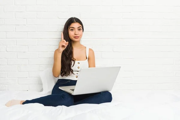 Jonge Arabische Vrouw Werken Met Haar Laptop Het Bed Tonen — Stockfoto