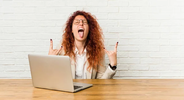 Jovem Ruiva Encaracolado Mulher Trabalhando Com Seu Laptop Mostrando Gesto — Fotografia de Stock