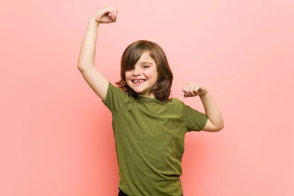 小男孩庆祝一个特殊的日子 精力充沛地跳起来 举起胳膊 — 图库照片