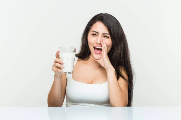 Молода Іспаномовна Жінка Тримає Склянку Молока Кричить Збуджена Спереду — стокове фото