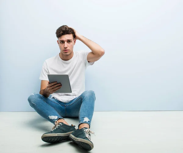 Joven Sosteniendo Una Tableta Sentada Interior Siendo Sorprendido Ella Recordado — Foto de Stock