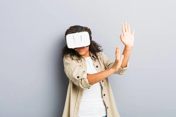 Jonge Afro Amerikaanse Vrouw Met Behulp Van Een Virtual Reality — Stockfoto