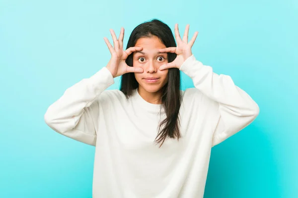 Mujer Joven Bastante Hispana Manteniendo Los Ojos Abiertos Para Encontrar — Foto de Stock