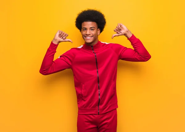 Jeune Homme Noir Sportif Sur Mur Orange Pointant Des Doigts — Photo