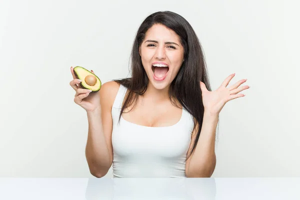 Mujer Hispana Joven Sosteniendo Aguacate Celebrando Una Victoria Éxito —  Fotos de Stock