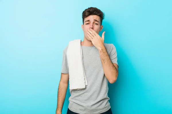 Młody Fitness Nastolatek Człowiek Ziewanie Pokazując Zmęczony Gest Zakrywając Usta — Zdjęcie stockowe