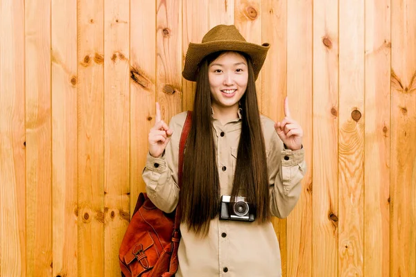 年轻的中国女旅行家用食指和食指表示空白 — 图库照片