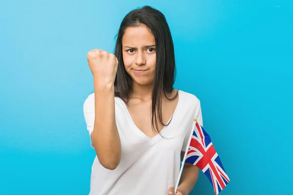 Młoda Latynoska Kobieta Trzymająca Flagę Zjednoczonego Królestwa Pokazującą Pięść Przed — Zdjęcie stockowe