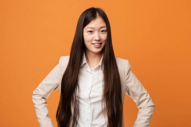 Genç Çinli kadın ellerini kalçasından ayırmıyor..