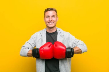 Boks eldiveni giyen beyaz genç adam