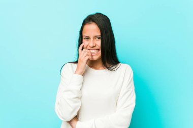 Tırnak yiyen genç, güzel İspanyol kadın, gergin ve çok endişeli..