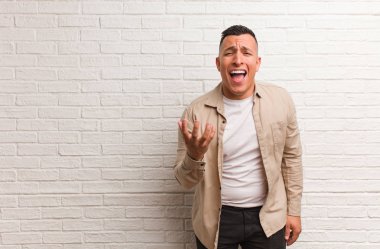 Genç Latin adam çok korkmuş ve korkmuş.