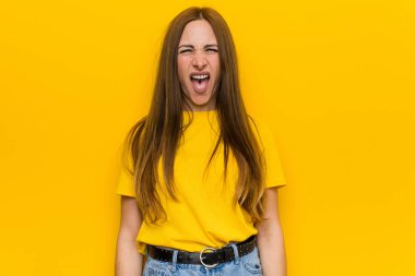 Kızıl saçlı genç kadın çok sinirli ve agresif bağırıyor..