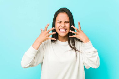 Genç ve güzel İspanyol kadın gergin elleriyle çığlık atıyor..