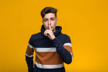 Kapüşonlu genç adam ya sır saklıyor ya da sessizlik istiyor..