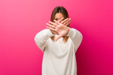 Bir duvara karşı genç otantik karizmatik gerçek insanlar kadın bir inkar jest yapıyor