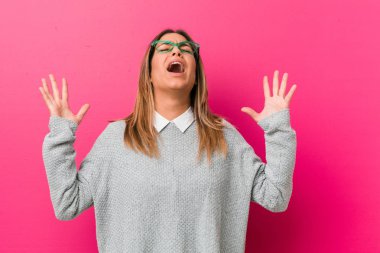 Genç otantik karizmatik gerçek insanlar kadın gökyüzüne çığlık bir duvara karşı, yukarı bakıyor, sinirli.