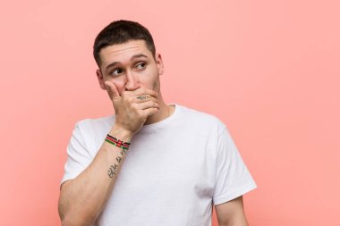 Genç ve düşünceli bir adam. Fotokopi odasına bakıyor. Ağzını eliyle kapatıyor..