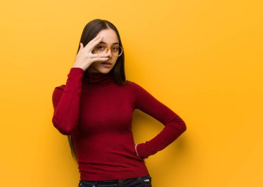 Entelektüel genç kız aynı anda hem utanmış hem de gülüyor.