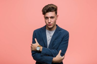 Genç iş adamı kendinden emin, kararlılıkla kollarını kavuşturan.