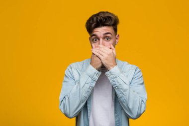 Kot gömlek giyen genç bir öğrenci elleriyle ağzını kapatırken şok oldu..