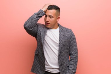 Genç, zarif Latin adam yorgun ve çok uykulu.