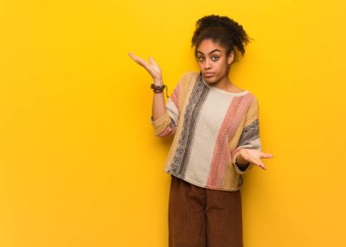 Mavi gözlü karışık ve şüpheli Afro-Amerikan Kız genç siyah