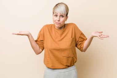 Genç ve cüsseli bir kadın. Kısa saçlı, şüpheci ve sorgulama sırasında omuz silkiyor..