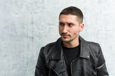 Genç rockçı kafası karışmış, kuşkulu ve güvensiz hissediyor..