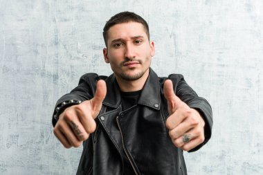 Baş parmaklı genç rockçı, bir şey için tezahürat yapıyor, destek ve saygı kavramı..